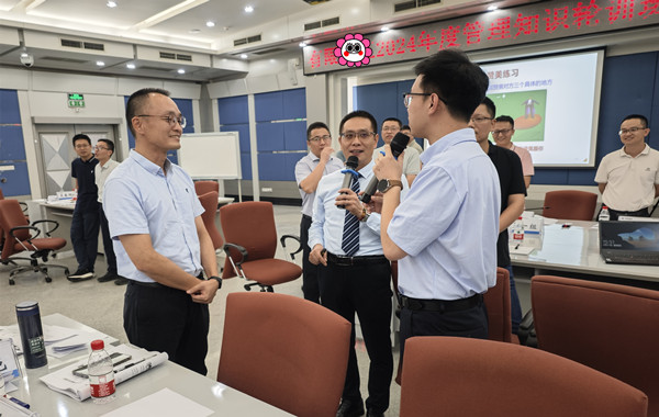 郭敬峰老师授课中海石油《团队领导力建设及协调执行》照�?.jpg